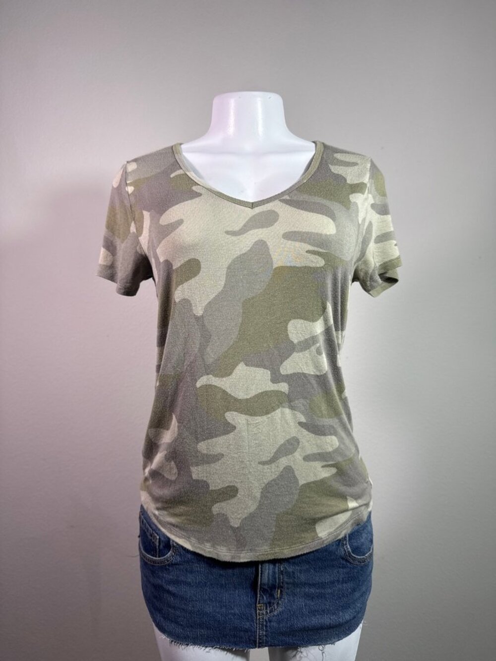 HOLLISTER MUST HAVE t-shirt camo v-neck short sleeve womens S